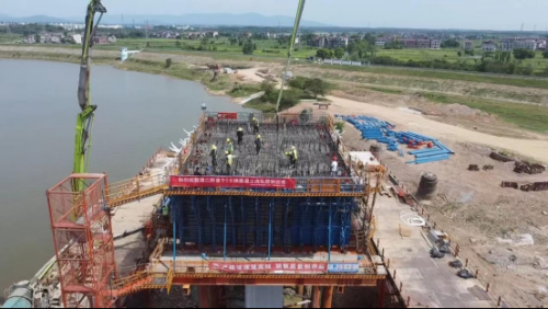 西二环高速项目全线首个一连梁0号块浇筑完成