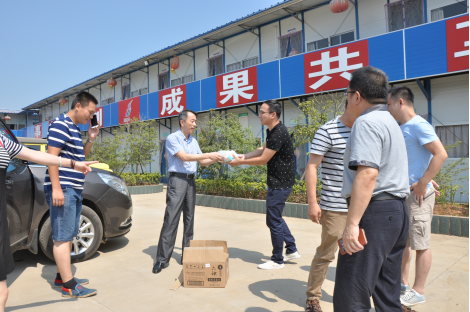南昌城投集团开展“送清凉”走访慰问运动