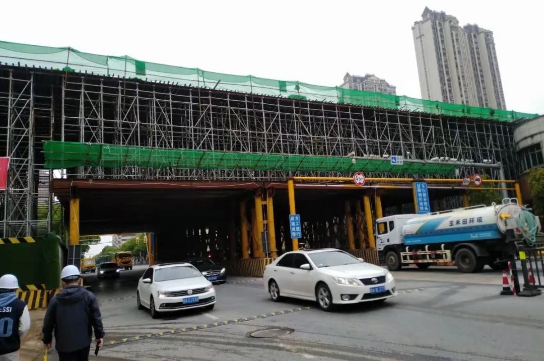 南外环高速公路（八一互通至迎宾互通段）高架桥左幅跨南莲路现浇箱梁底腹板顺遂浇筑完成