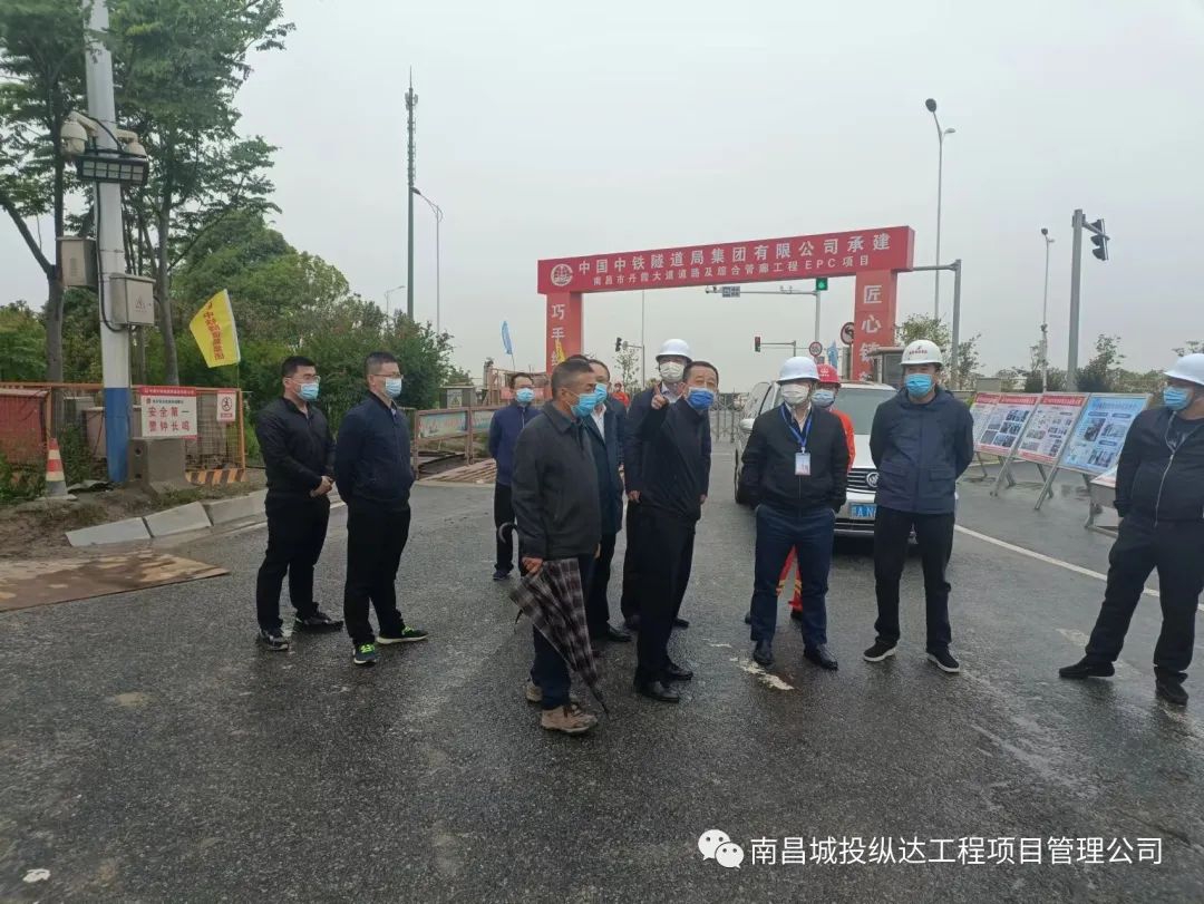 市住建局局长李勇一行调研丹霞大道质量清静与疫情防控事情